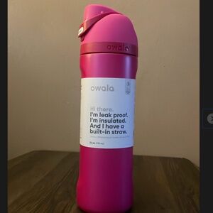 Owala- 24 oz freesip- Read my Lips NWT